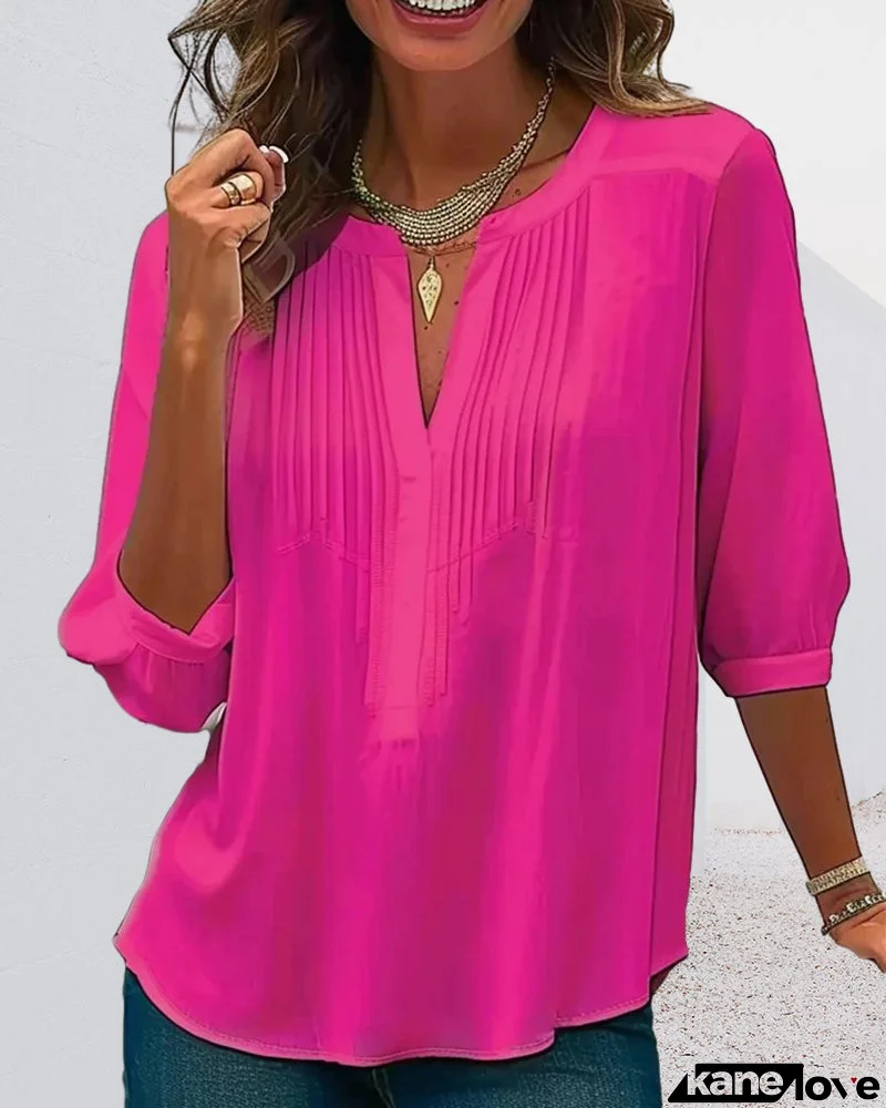 Single-colour blouse with V-neck and pleats
