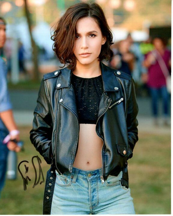 ERIN SANDERS Signed Autographed Photo Poster painting