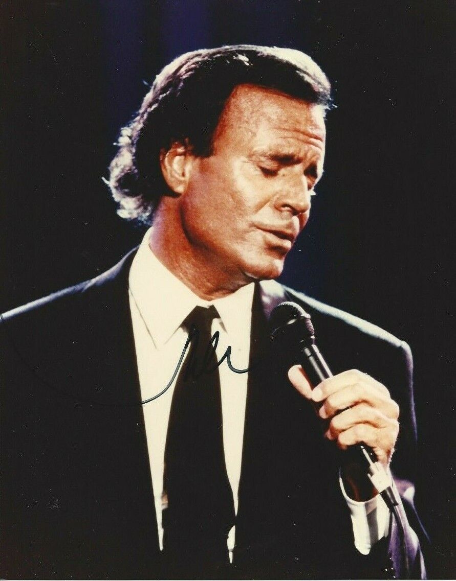 Julio Iglesias autographed 8x10C610