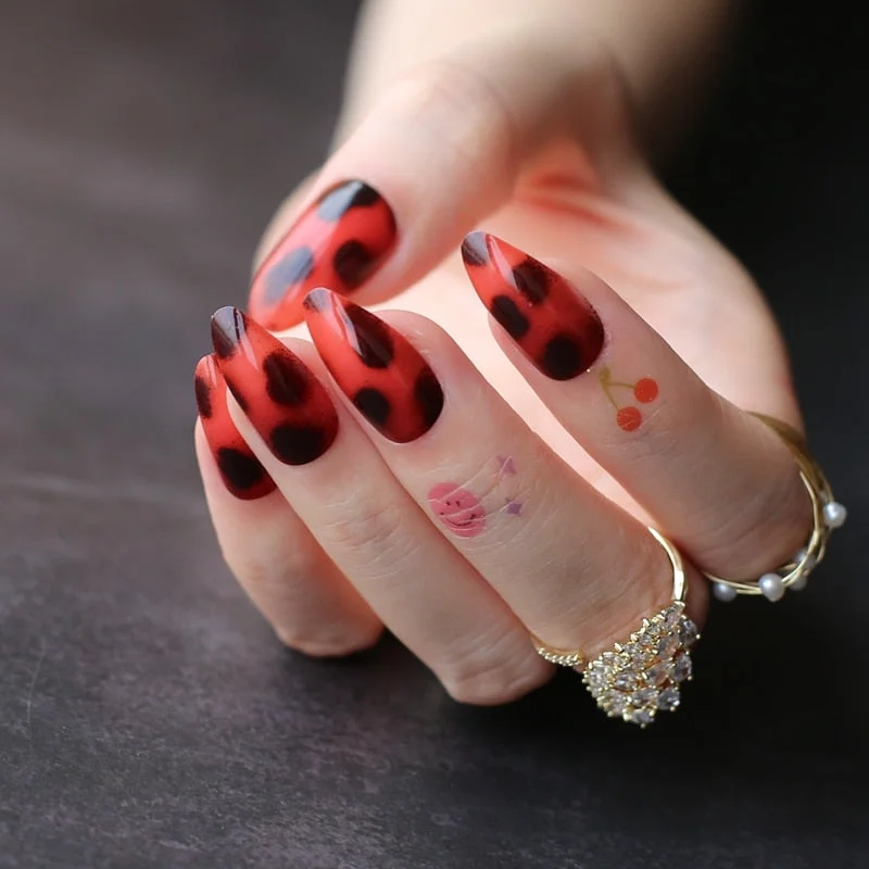 Classic Cheetah Brown  Fake nails Almond Acrylic nails Glossy Stiletto False nails Short leopard print yellow-Nail Inspo