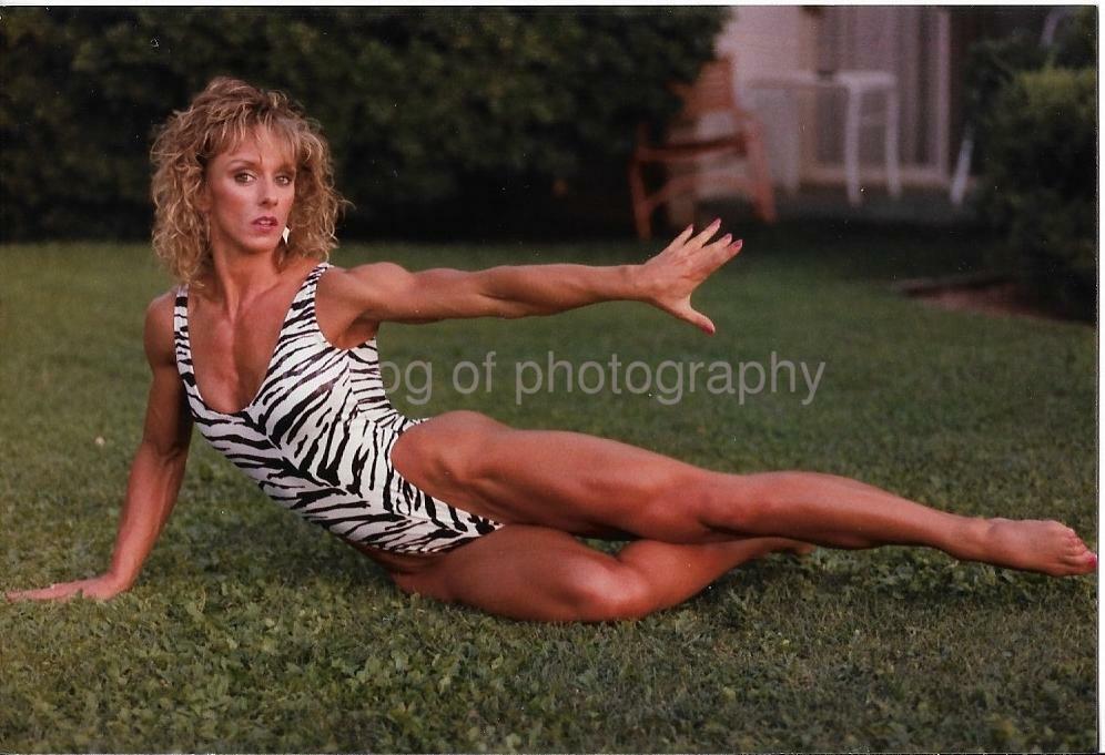 FITNESS MODEL 80's 90's FOUND Photo Poster painting Color MUSCLE WOMAN Original EN 17 24 A