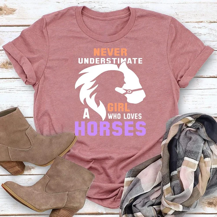 Never Underestimate a Girl Who Love Horses Round Neck T-shirt