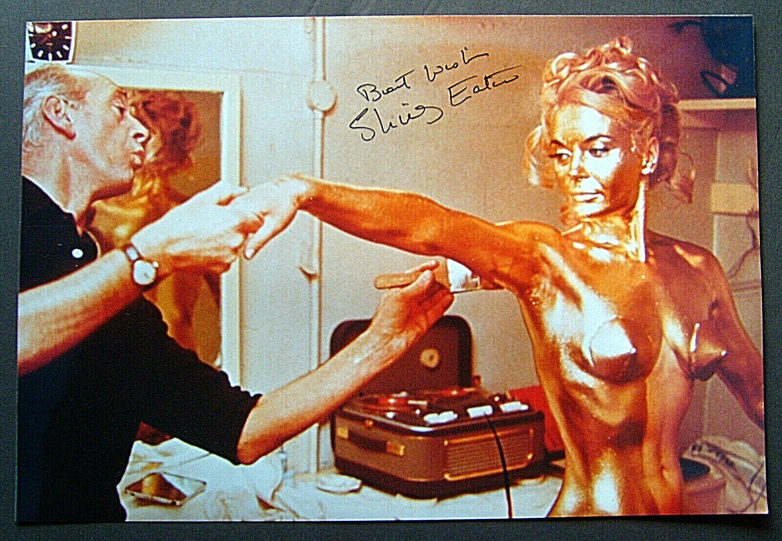 JAMES BOND: (SHIRLEY EATON) (GOLDFINGER) BEHIND THE SCENES AUTOGRAPH Photo Poster painting