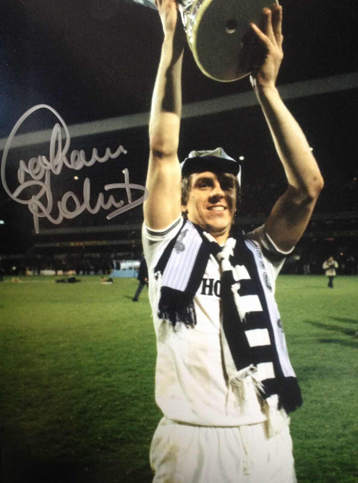 GRAHAM ROBERTS - FORMER TOTTENHAM SKIPPER - EXCELLENT SIGNED COLOUR Photo Poster painting