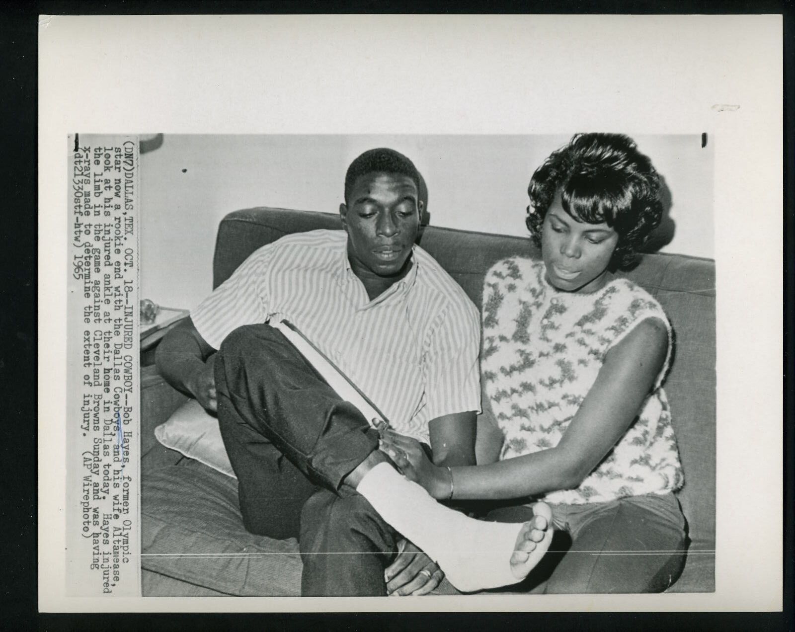 Bob Hayes injures ankle with wife Altamease 1965 Press Photo Poster painting Dallas Cowboys