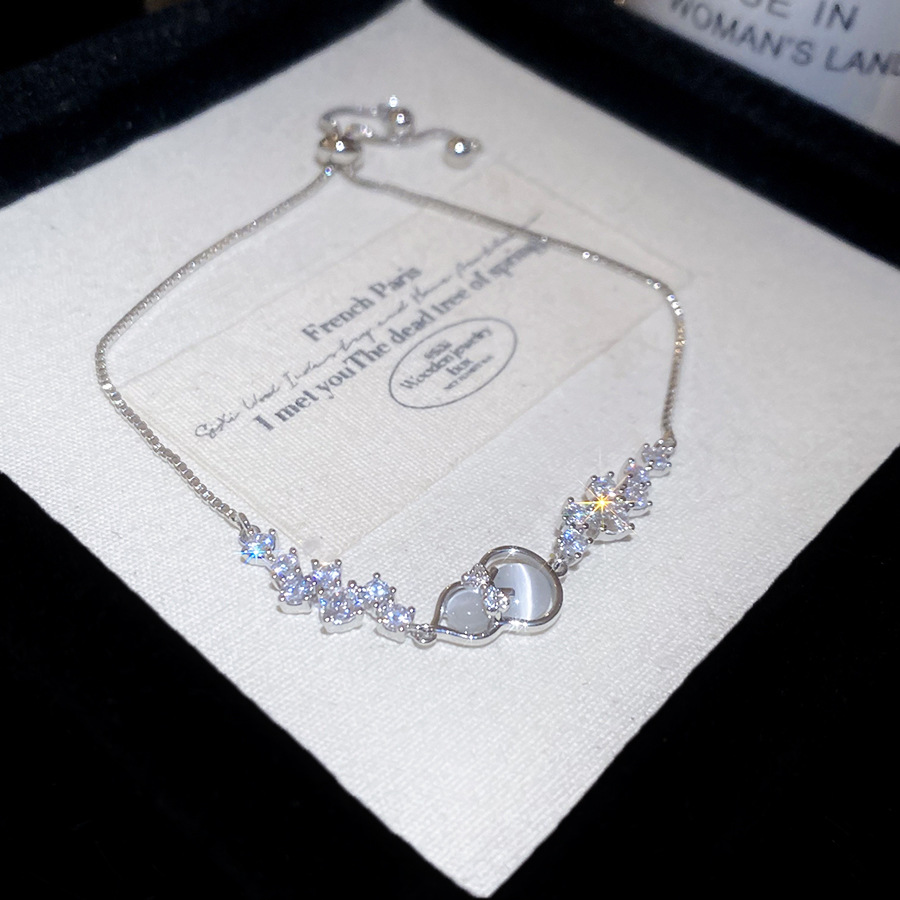 This minimalist zircon cat's eye flower bracelet exudes a sophisticated and elegant charm making it a versatile and stylish accessory for women