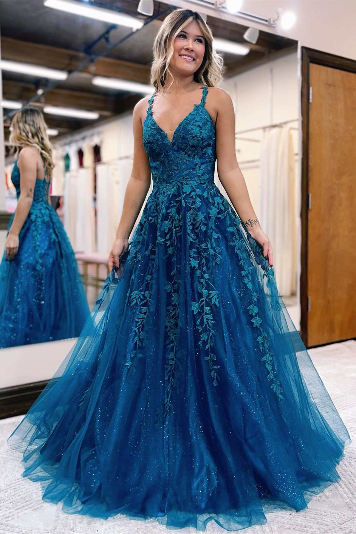 Dresseswow Blue V-Neck Sleeveless A-Line Prom Dress With Appliques Long