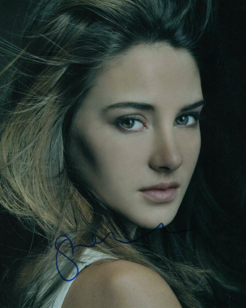 SHAILENE WOODLEY SIGNED AUTOGRAPH 8x10 Photo Poster painting - DIVERGENT BABE, BIG LITTLE LIES