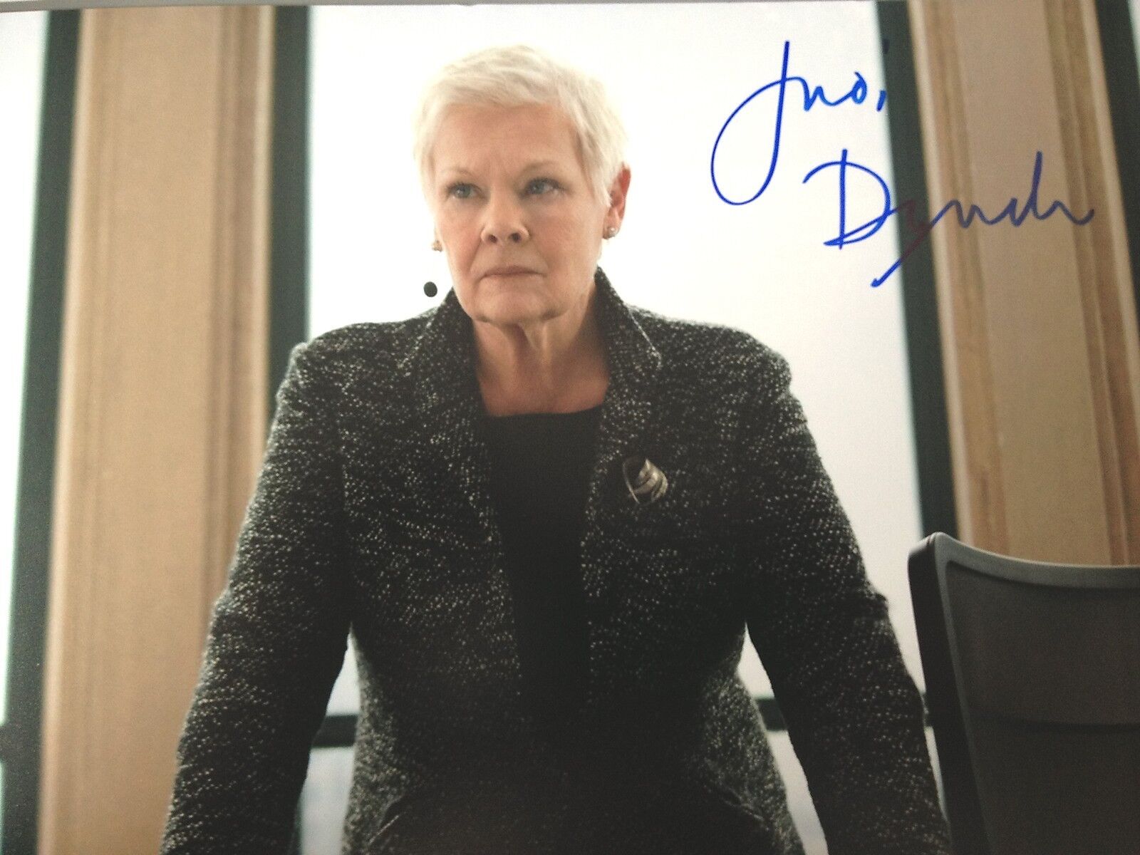 JUDI DENCH - LEGENDARY ACTRESS - SUPERB SIGNED COLOUR ' BOND ' Photo Poster paintingGRAPH