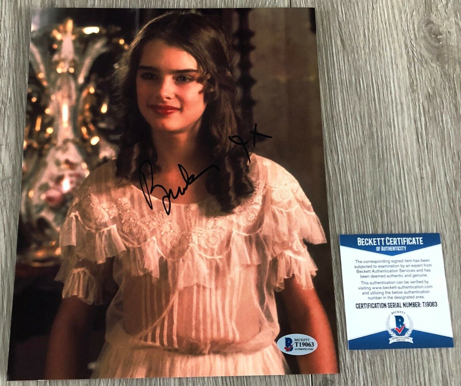 BROOKE SHIELDS SIGNED PRETTY BABY VIOLET 8x10 Photo Poster painting w/PROOF & BECKETT BAS COA