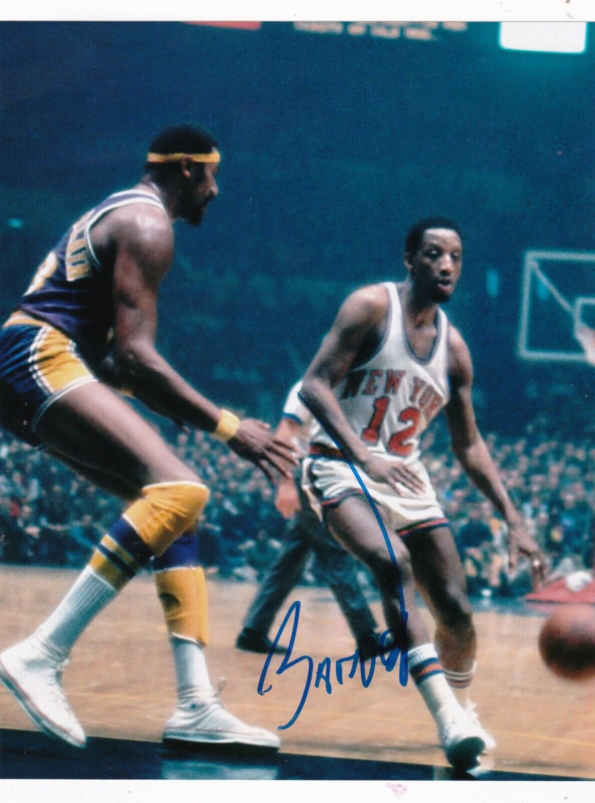 DICK BARNETT NEW YORK KNICKS ACTION SIGNED 8x10