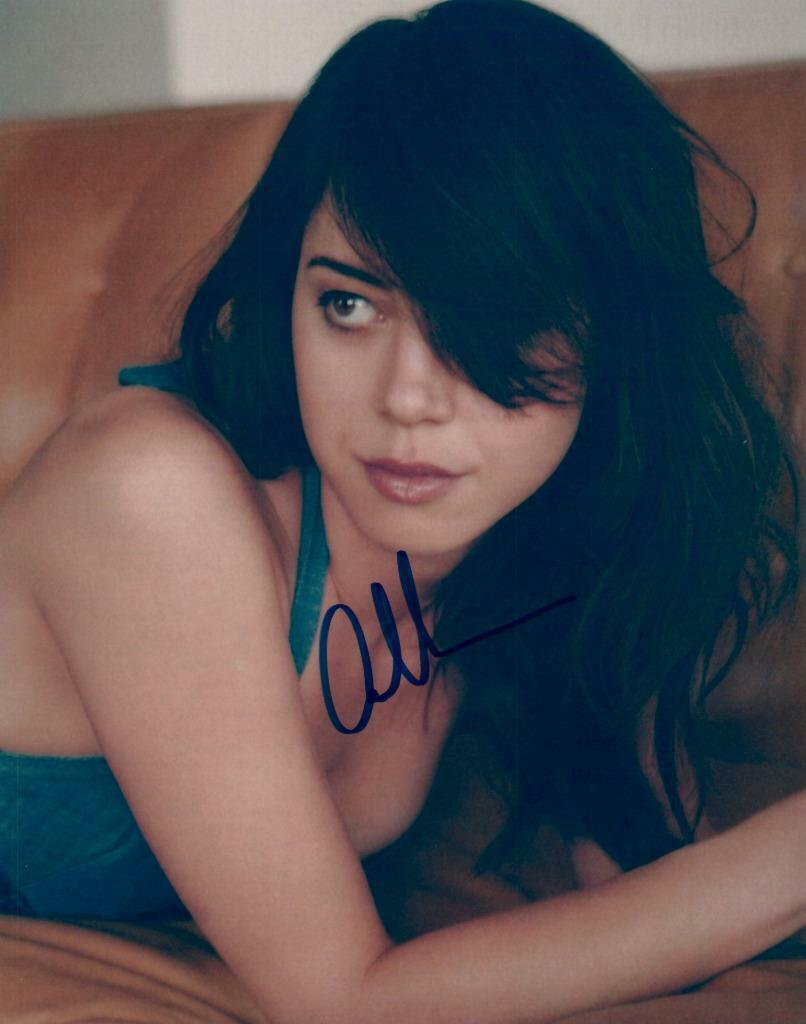 Aubrey Plaza signed 8x10 Photo Poster painting autographed Picture Pic and COA