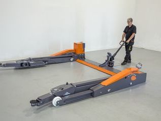 Mobile car lift FHB, easy to move by one person