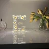 Veilleuse LED avec lettres imprim&eacute;es de fleurs s&eacute;ch&eacute;es en r&eacute;sine