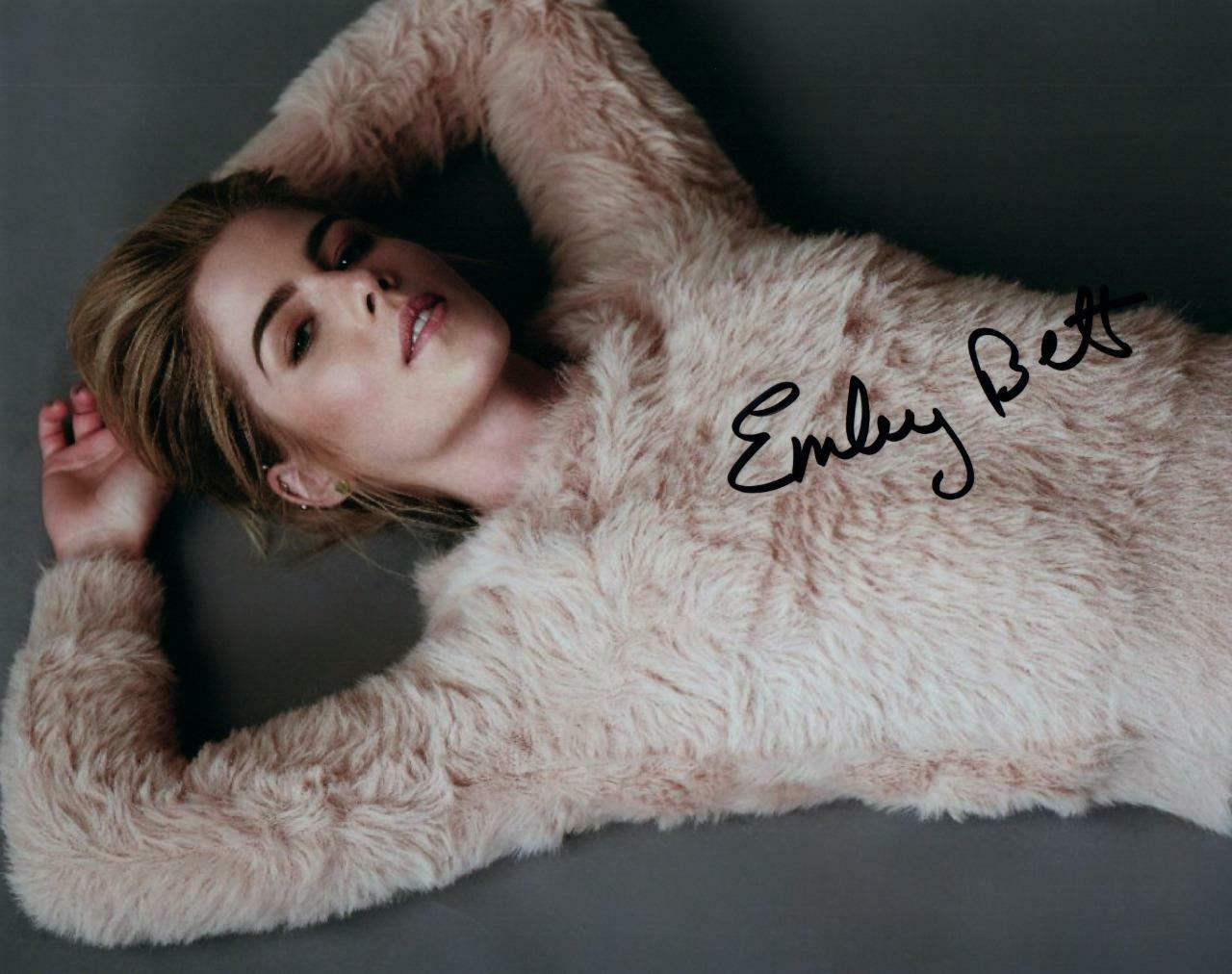 Emily Bett Rickards Signed 8x10 Photo Poster painting Autographed Picture plus COA