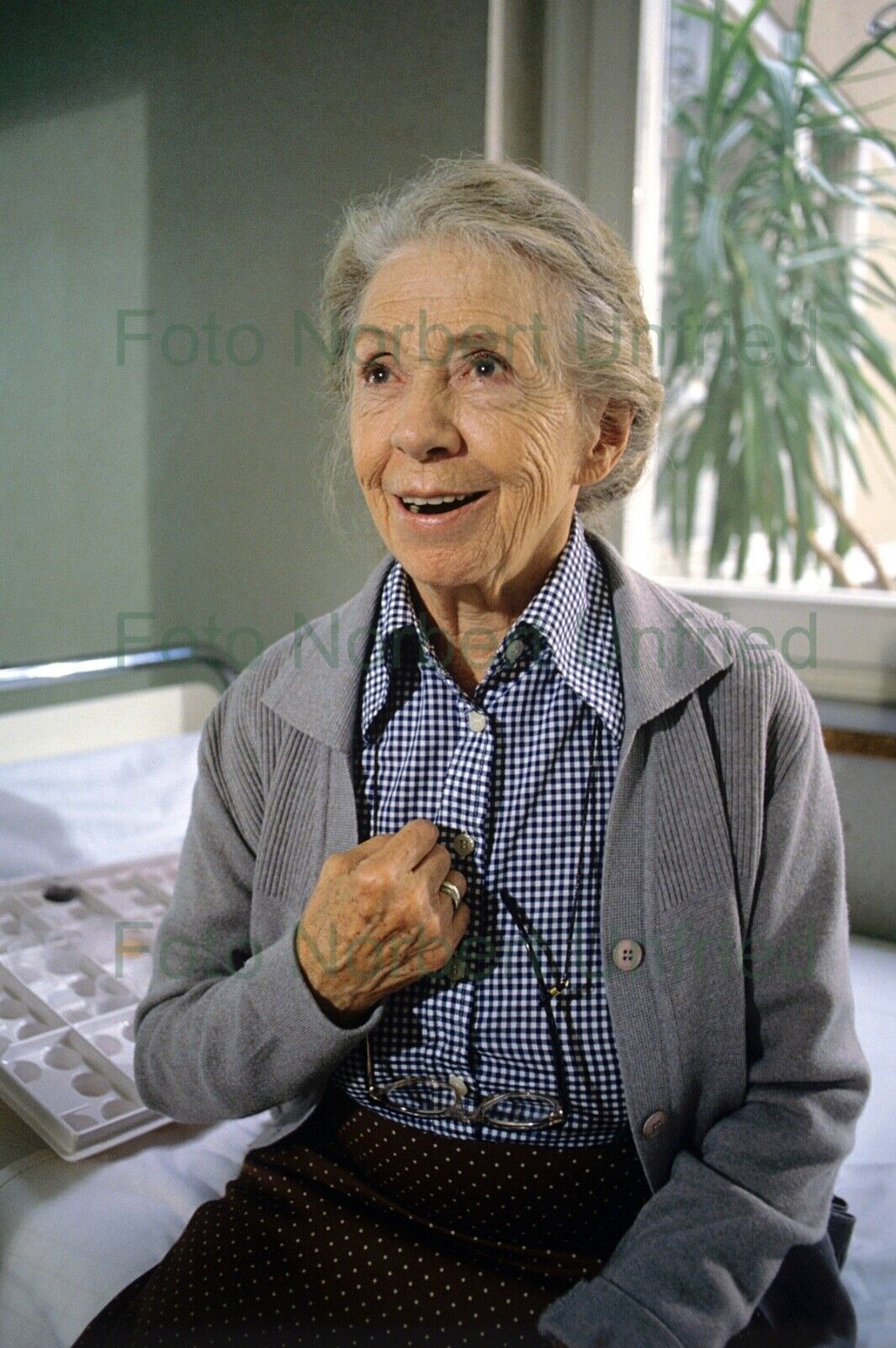 Inge Meysel im Krankenbett - Foto 20 x 30 cm ohne Autogramm (Nr 2-10