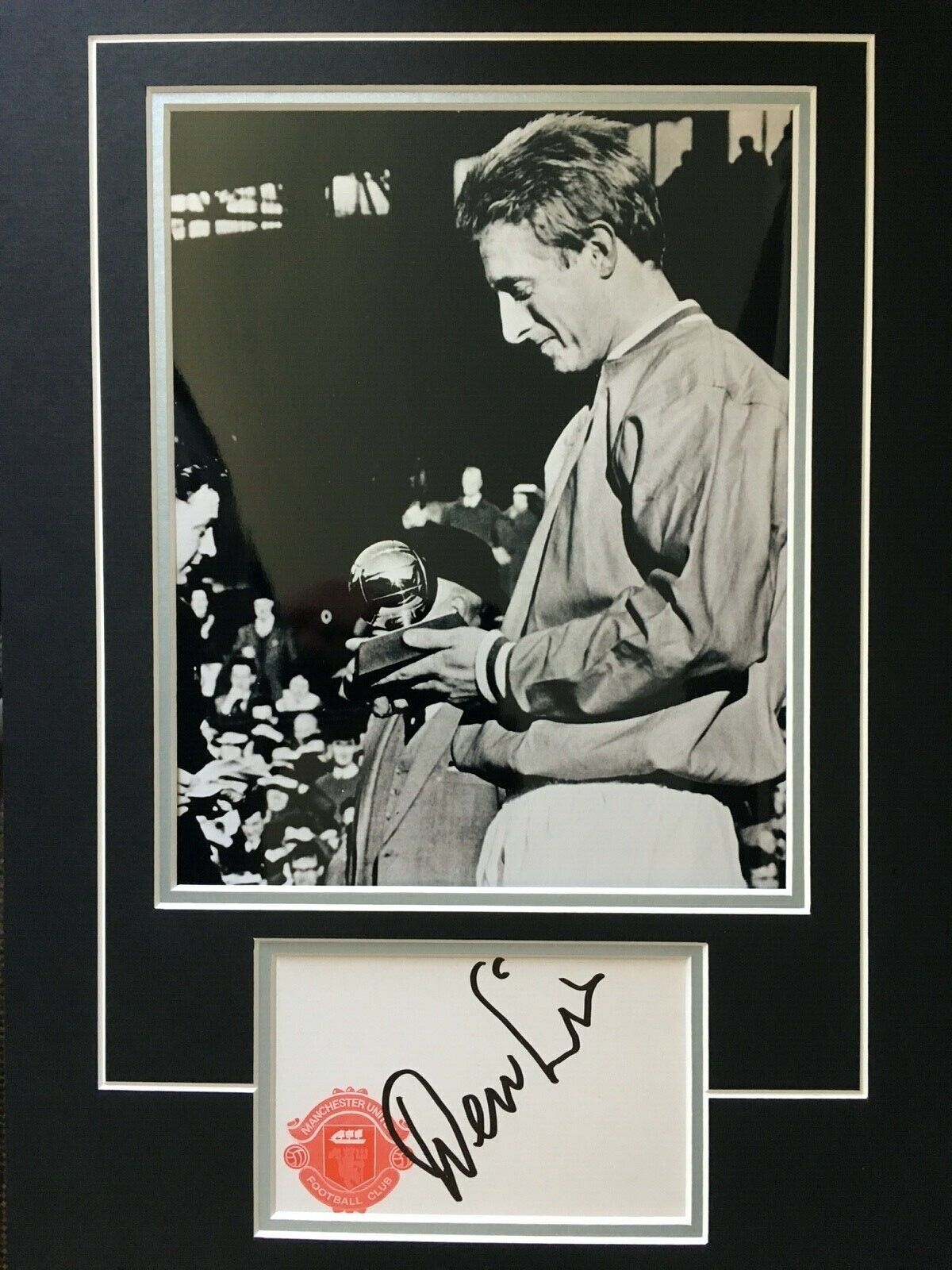 DENIS LAW - MANCHESTER UNITED LEGEND - EXCELLENT SIGNED B/W Photo Poster painting DISPLAY