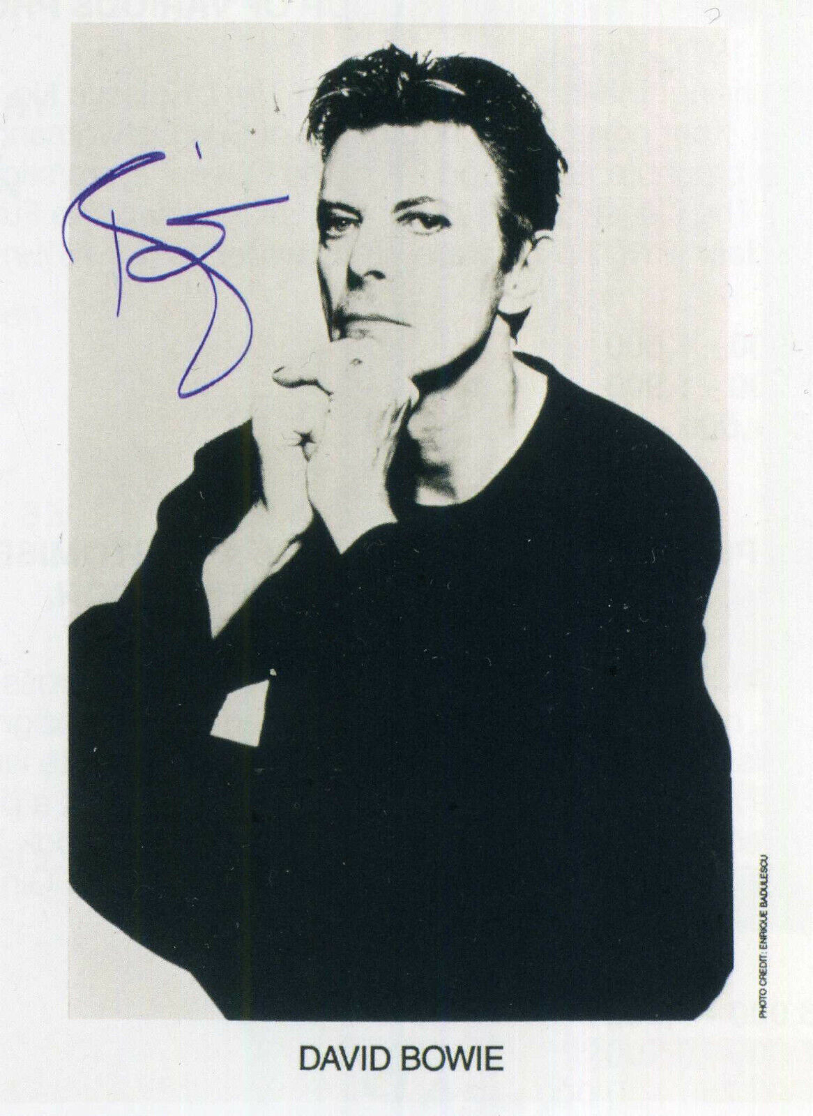 DAVID BOWIE Signed 'Sitting' Photo Poster paintinggraph - Pop & Rock Singer - Preprint