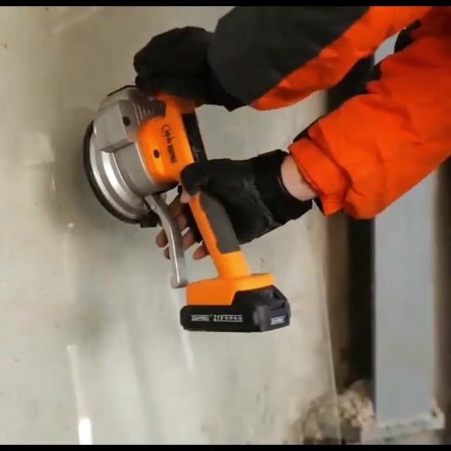 يمكن استخدام أحدث جهاز اهتزاز البلاط ثنائي الجانب في العالم (يهتز 10000 مرة في الدقيقة) لتسوية الرخام والسيراميك وأحجار الرصف والخرسانة.