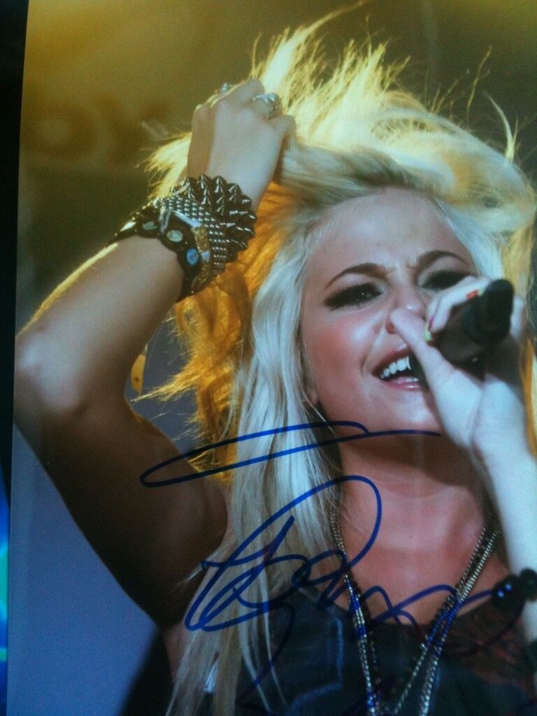 PIXIE LOTT - AWESOME SIGNED COLOUR IN CONCERT Photo Poster painting