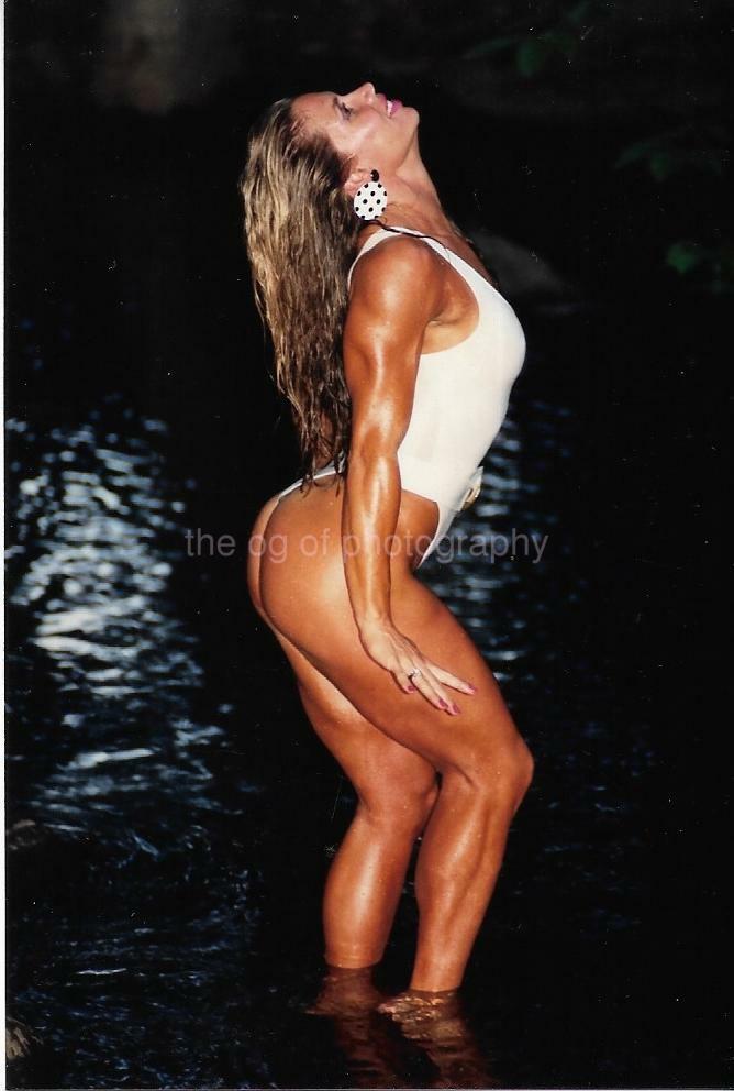 MUSCLE WOMAN 80's 90's FOUND Photo Poster painting Color FEMALE BODYBUILDER Original EN 18 16 V