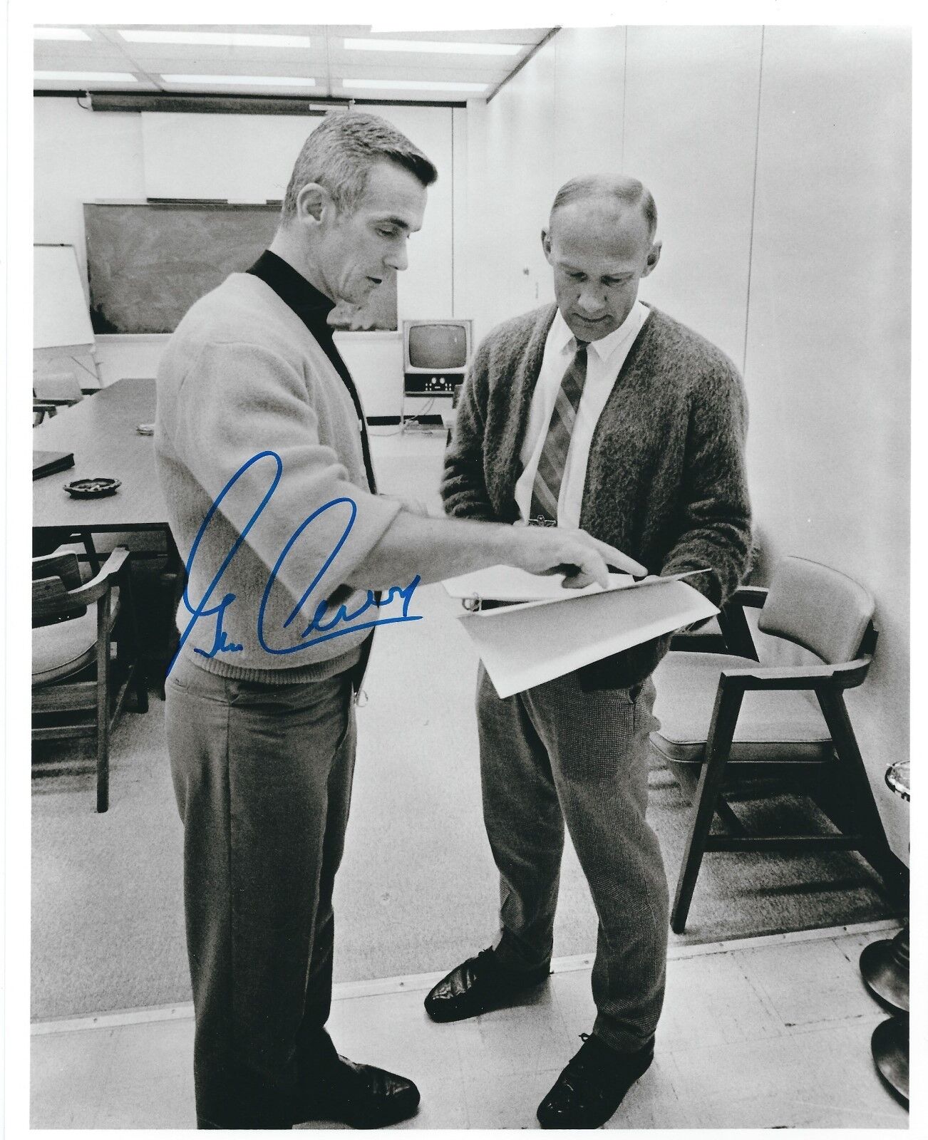 GENE CERNAN SIGNED 8x10 Photo Poster painting - UACC RD NASA ASTRONAUT AUTOGRAPH - APOLLO 17