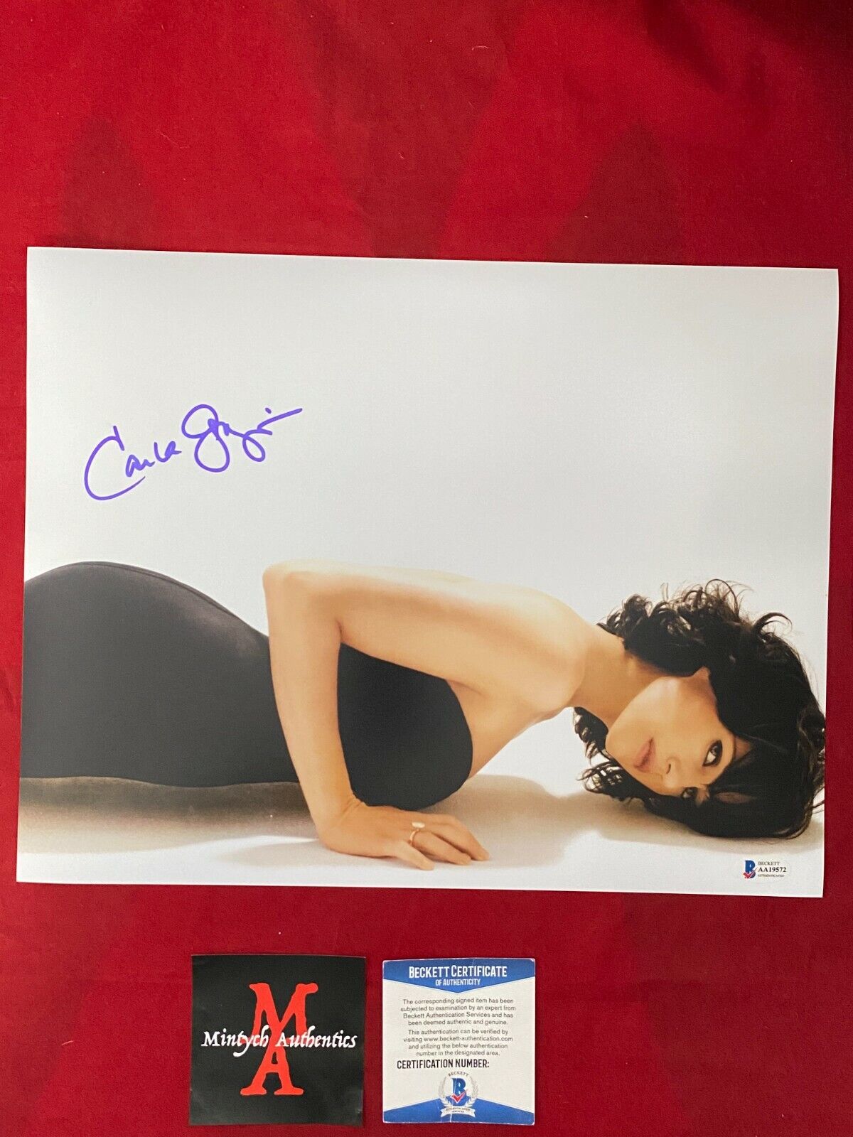 CARLA GUGINO AUTOGRAPHED SIGNED 11x14 Photo Poster painting! MODEL POSE! BECKETT COA!