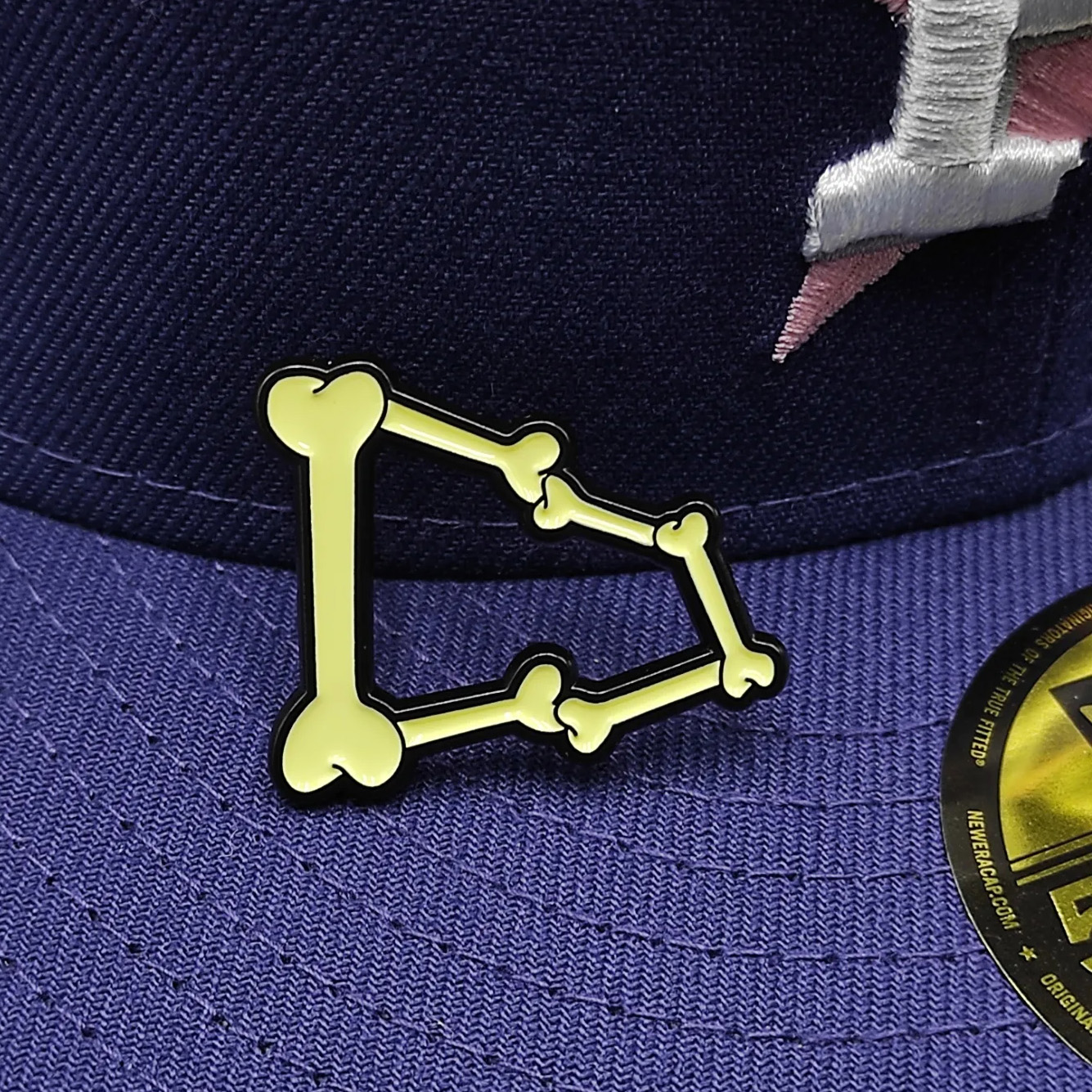 NEW ERA SKULL FLAG METALLIC PIN