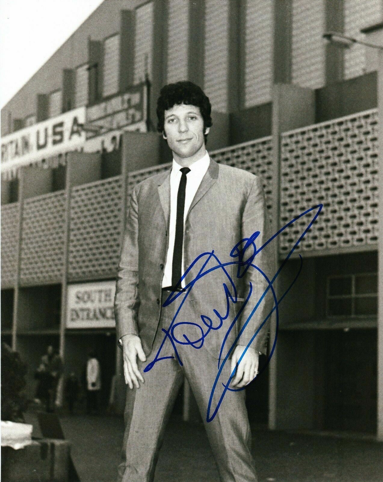 Tom JONES SIGNED 10X8 Photo Poster painting Genuine Signature AFTAL COA (A1)