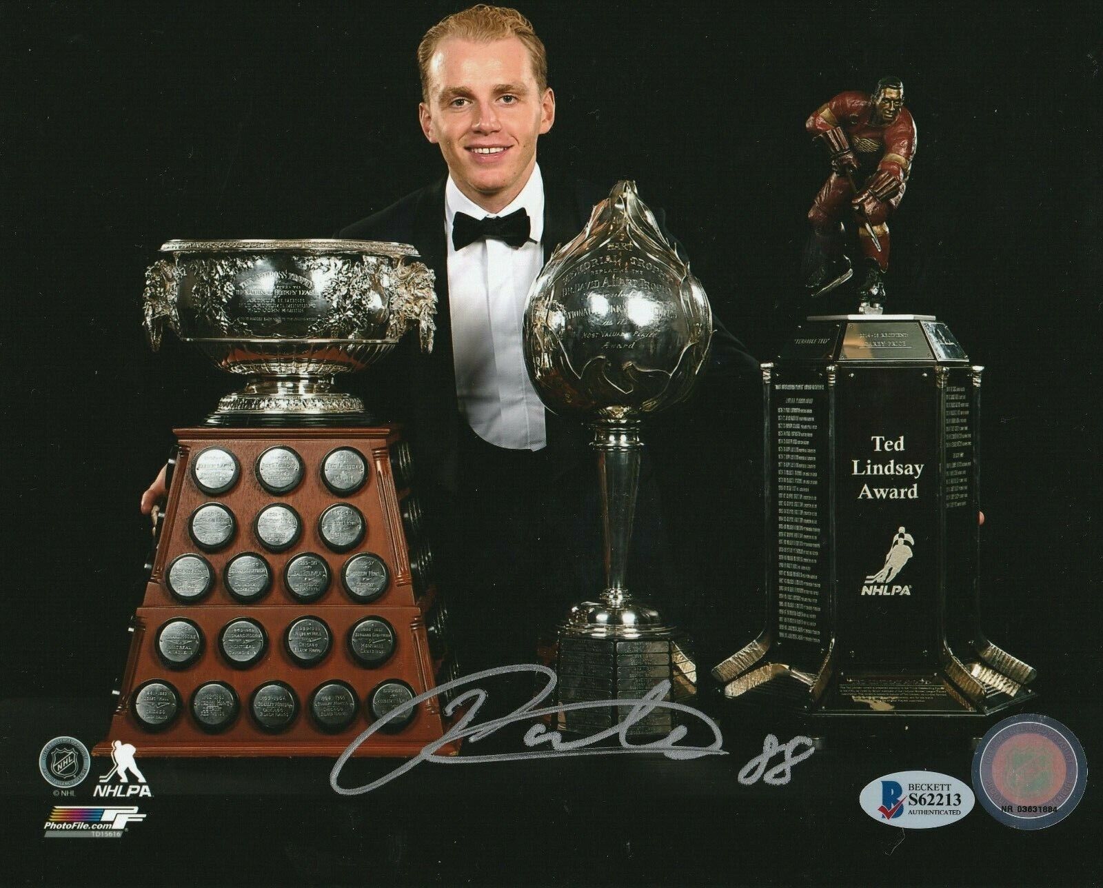 PATRICK KANE Signed NHL AWARDS 8x10 Photo Poster painting w/ Beckett COA