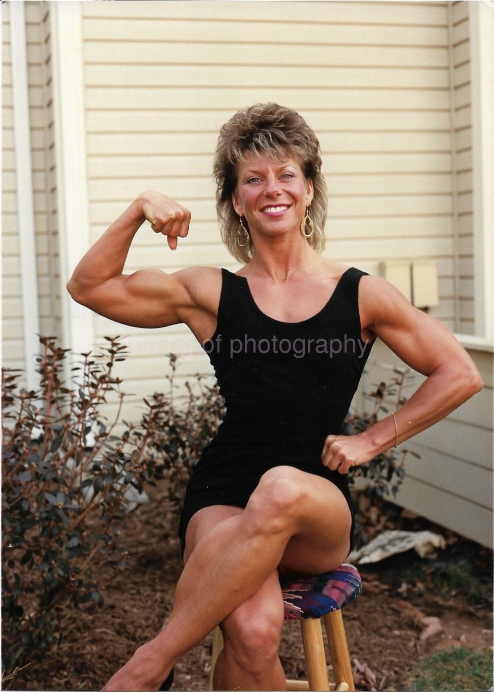 MUSCLE WOMAN 80's 90's FOUND Photo Poster painting Color FEMALE BODYBUILDER Original EN 18 25 W