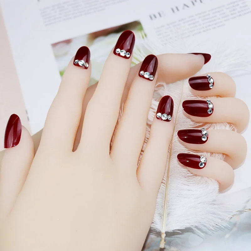 Beautiful Woman Fake Nails with glue 24pcs/Set Shiny Wine Red Short artificial nails Rhinestone Crystal Decor False Finger Nail