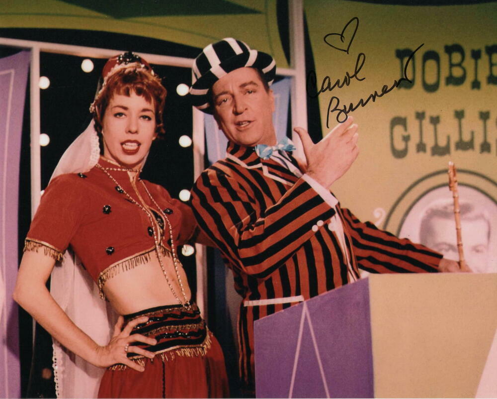 CAROL BURNETT SIGNED AUTOGRAPH 8X10 Photo Poster painting - COMEDY ICON, HOLLYWOOD LEGEND, RARE