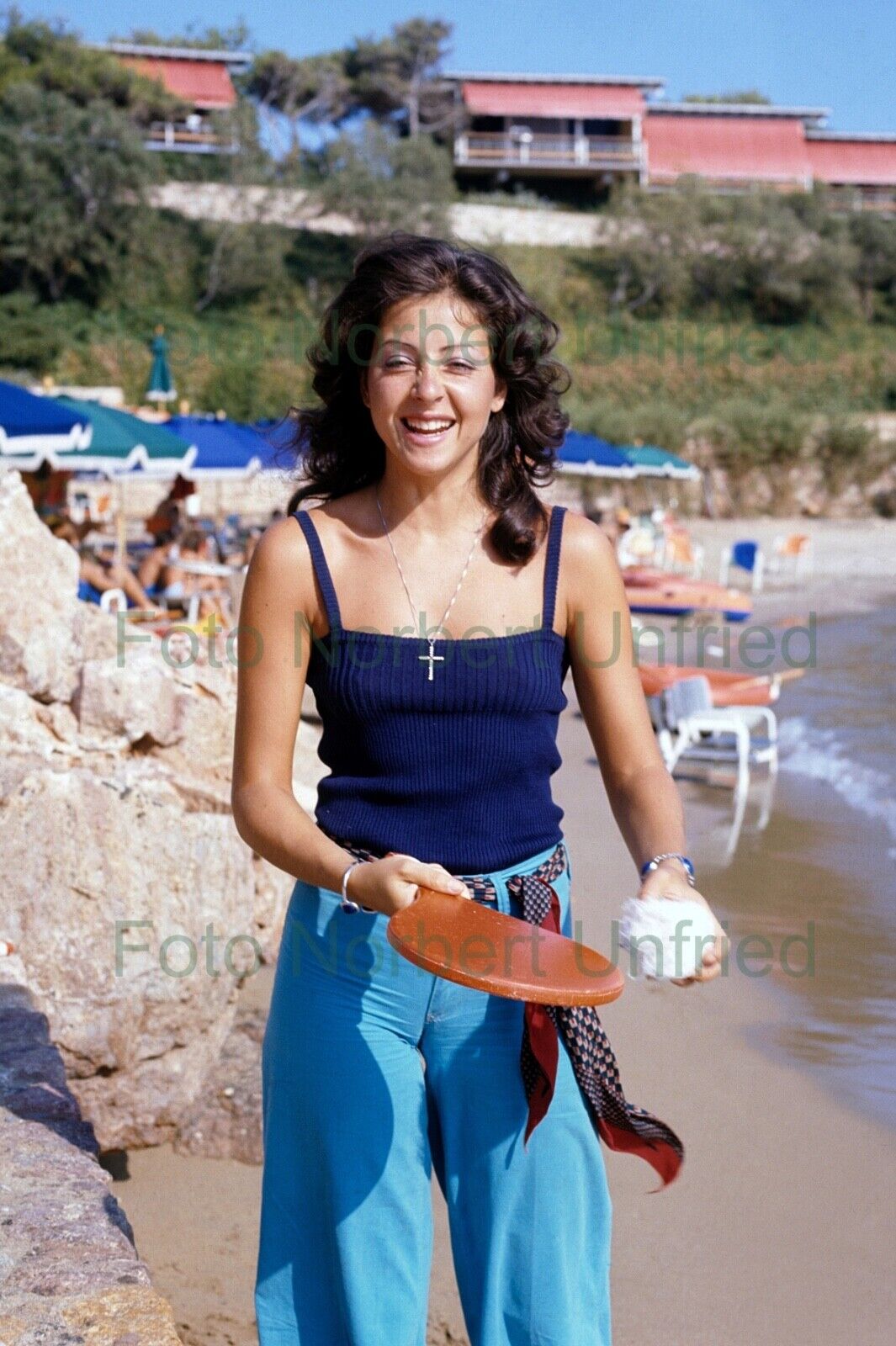 Vicky Leandros am Strand - Foto 20 x 30 cm ohne Autogramm (Nr 2-135