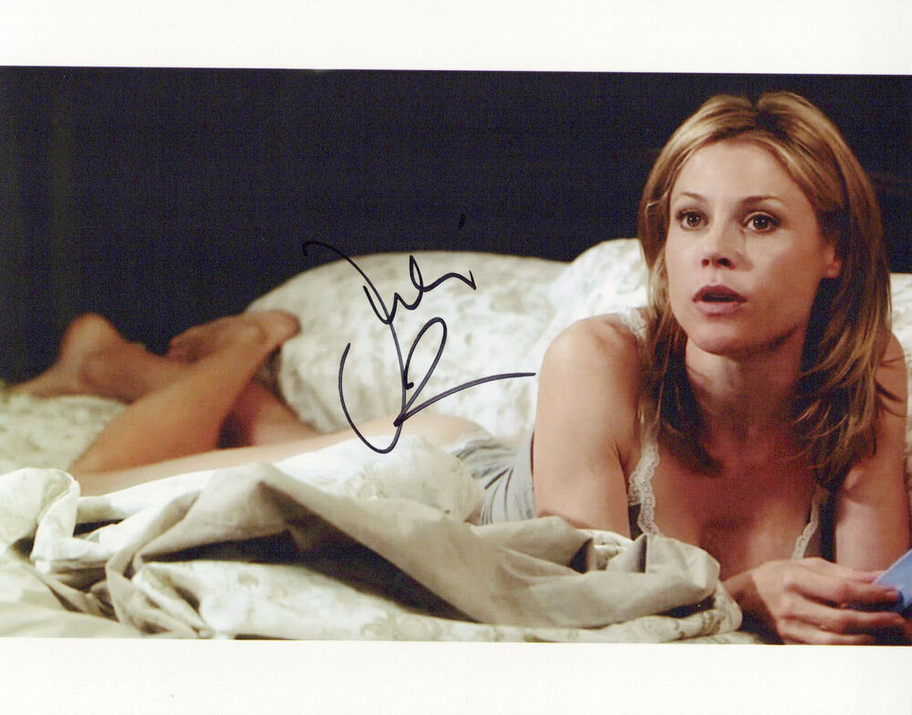 Julie Bowen glamour shot autographed Photo Poster painting signed 8x10 #1