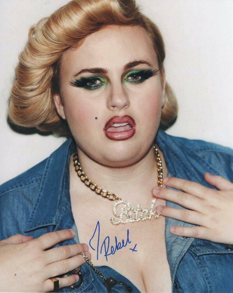 REBEL WILSON SIGNED AUTOGRAPH 8X10 Photo Poster painting - PITCH PERFECT, ISN'T IT ROMANTIC BABE