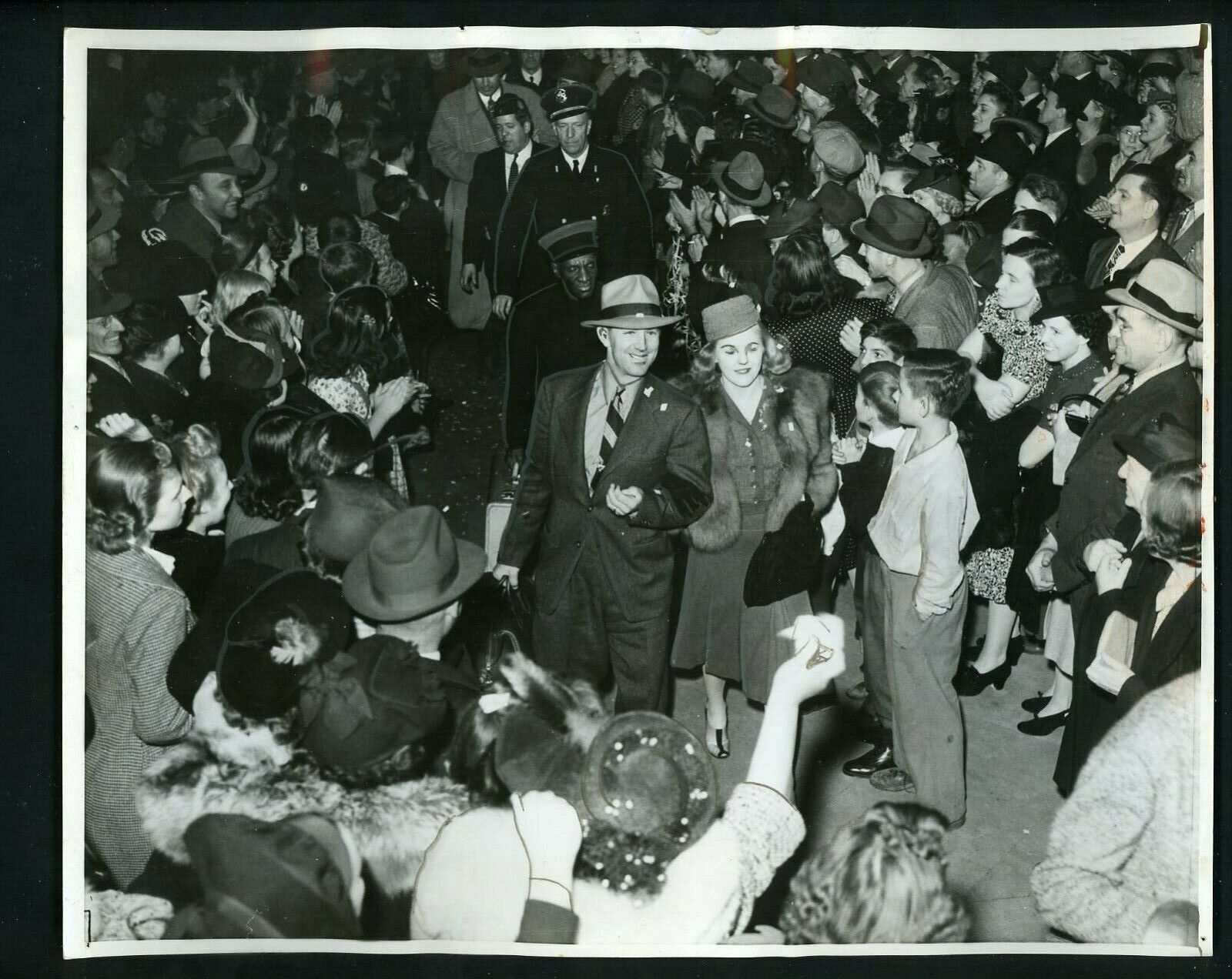 Dick Bartell & his wife 1940 World Series Type 1 Press Photo Poster painting Detroit Tigers