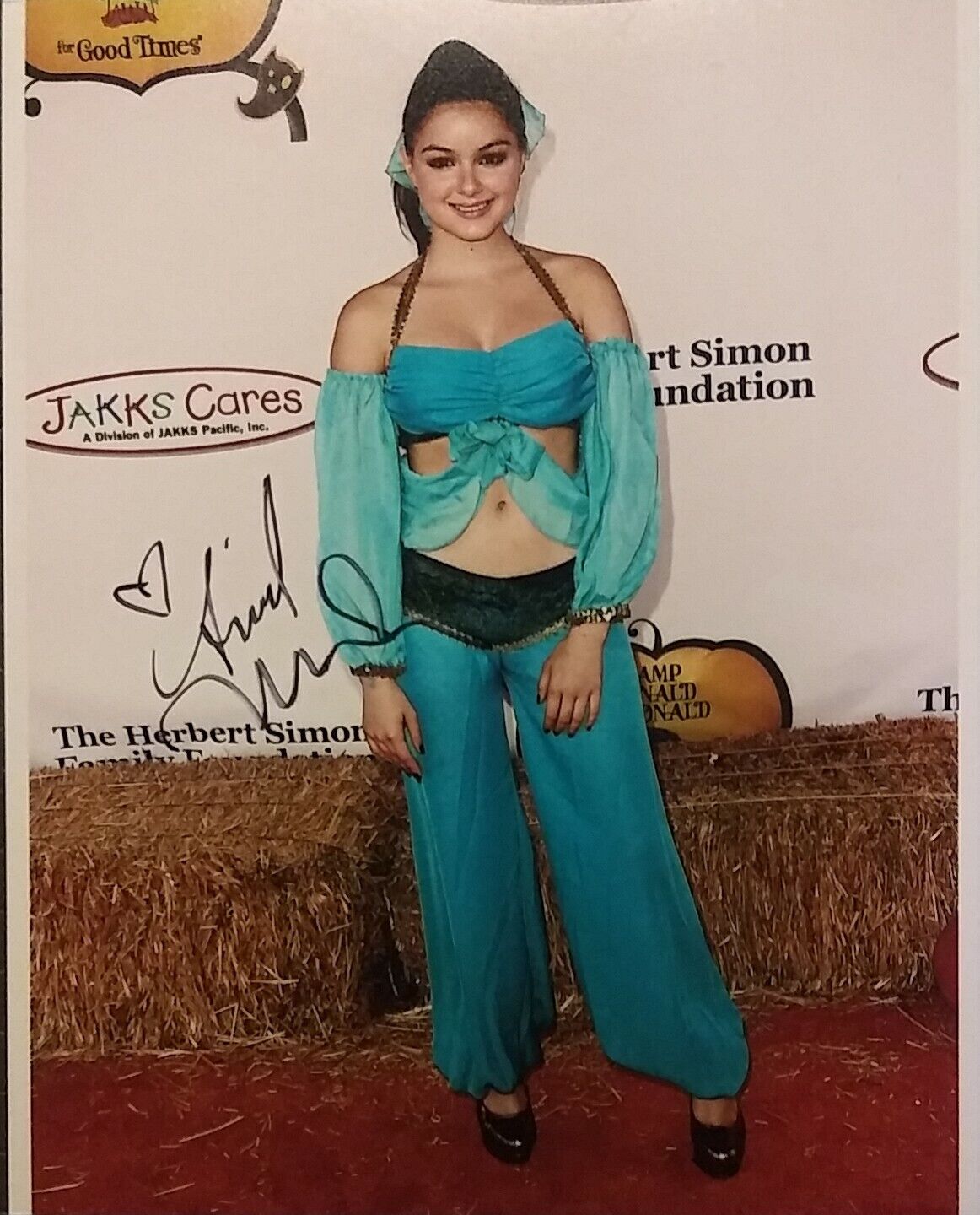 Ariel Winter signed 8x10