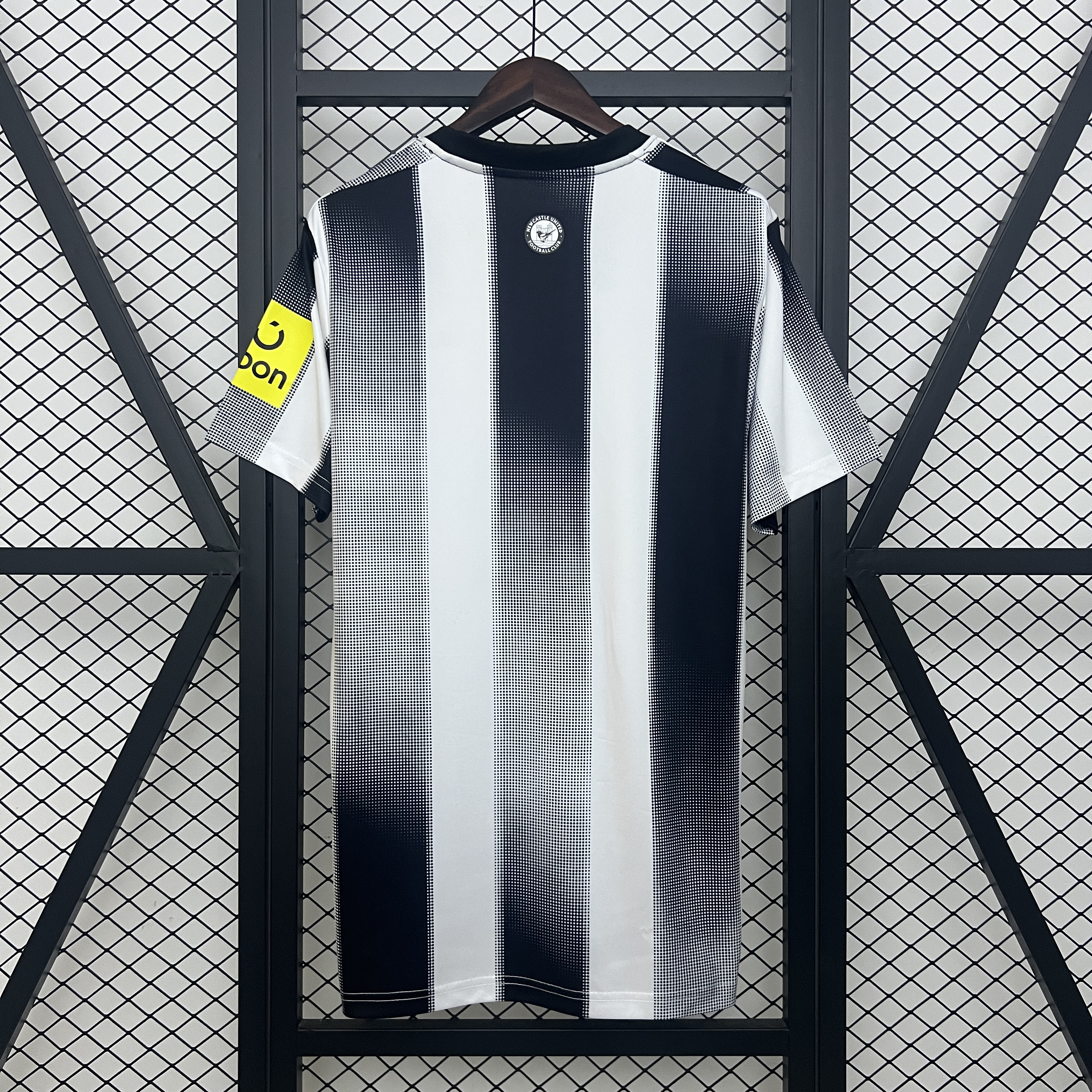 25/26 Newcastle United Home Football Shirt 1:1 Thai Quality