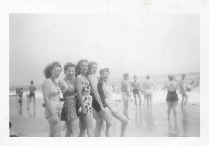 Vintage Snapshot SMALL FOUND Photo Poster paintingGRAPH bw A DAY AT THE BEACH Original 19 25 K