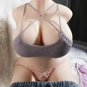 Pornhint Busty Decides to Give Black Dick A Go Doll