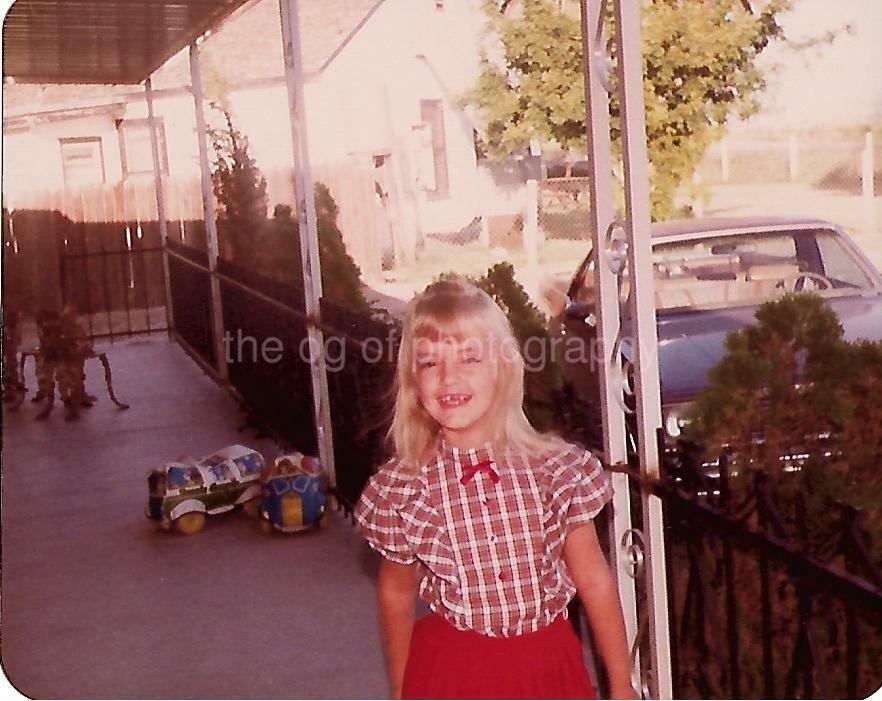 1970's YOUNG AMERICAN GIRL Found Photo Poster painting Original Color Snapshot VINTAGE 012 4 I