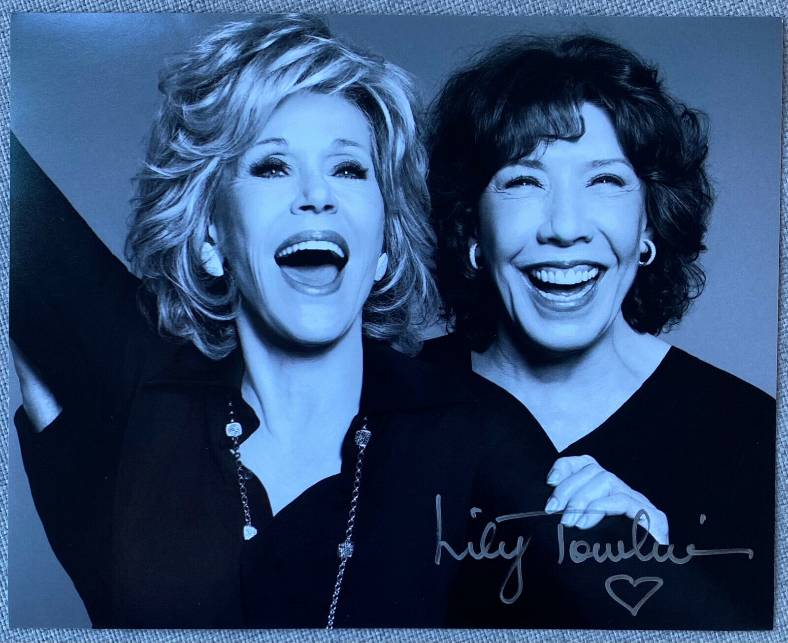 Lily Tomlin Signed IP 8x10 B&W Photo Poster painting w/ Jane Fonda - Grace & Frankie AUTHENTIC