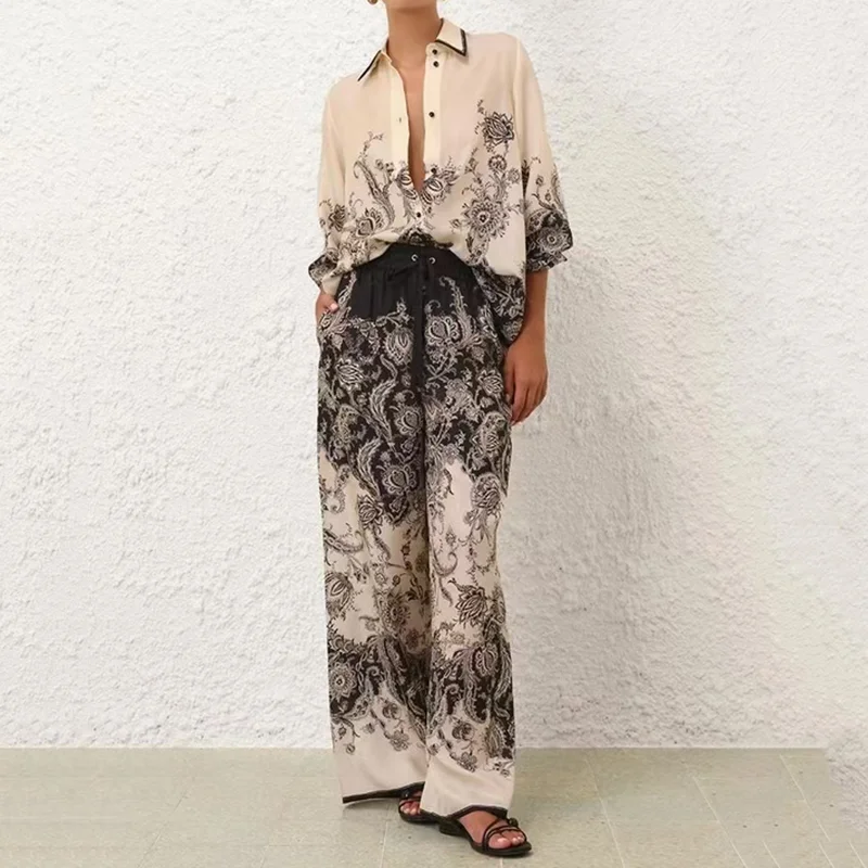 Completo due pezzi con camicia e stampa floreale alla moda