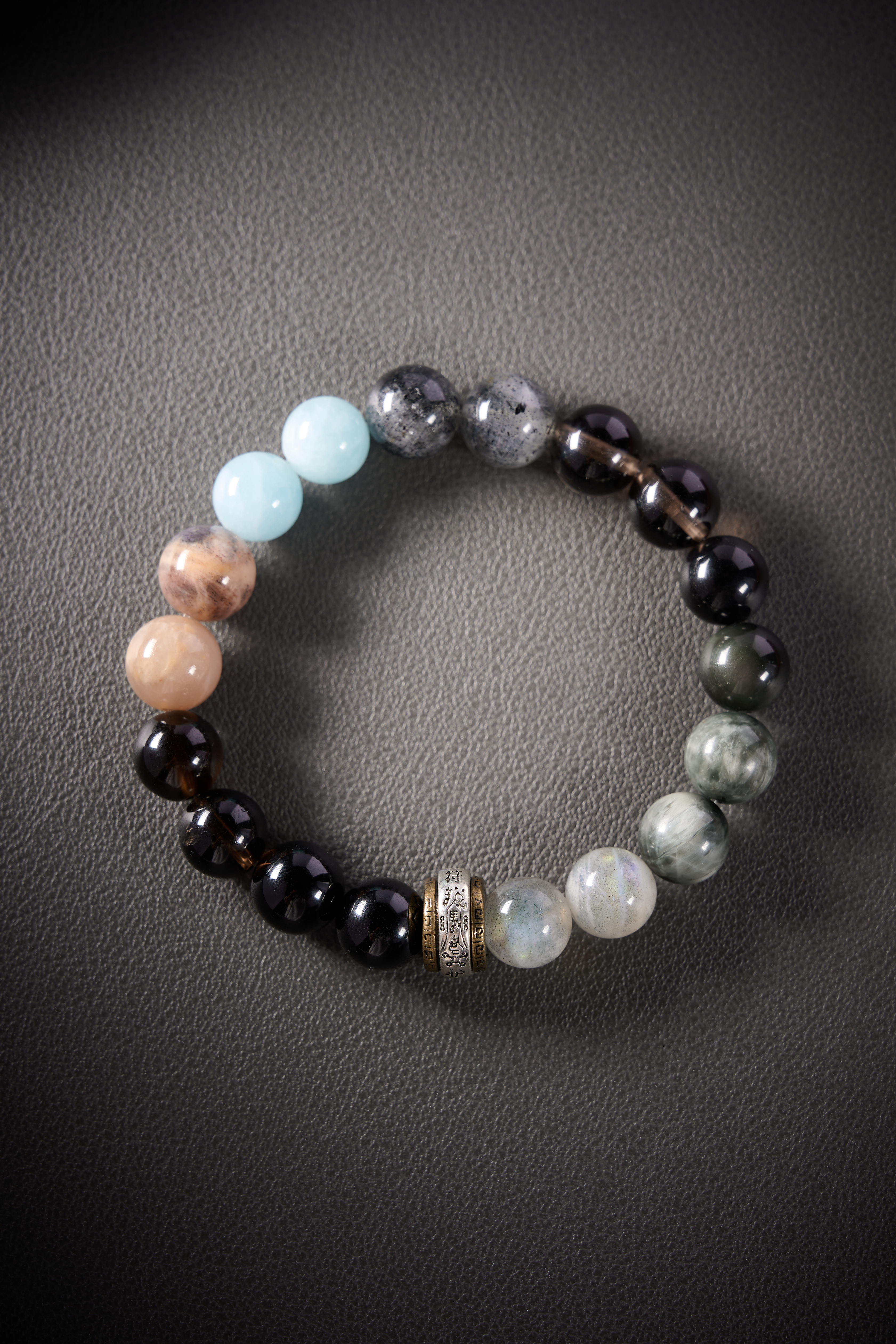 Spacer detail – metal accent ring between beads, clean craftsmanship and secure stringing.