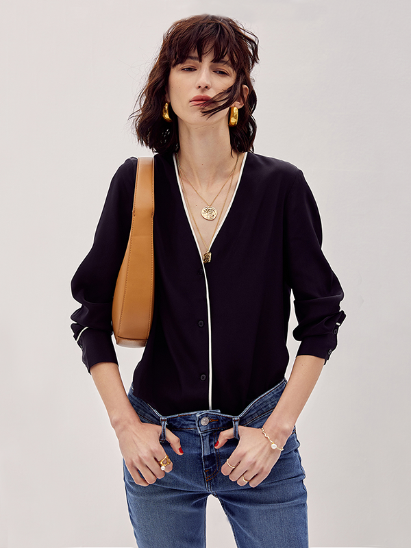Blouse en soie classique noir col v  1