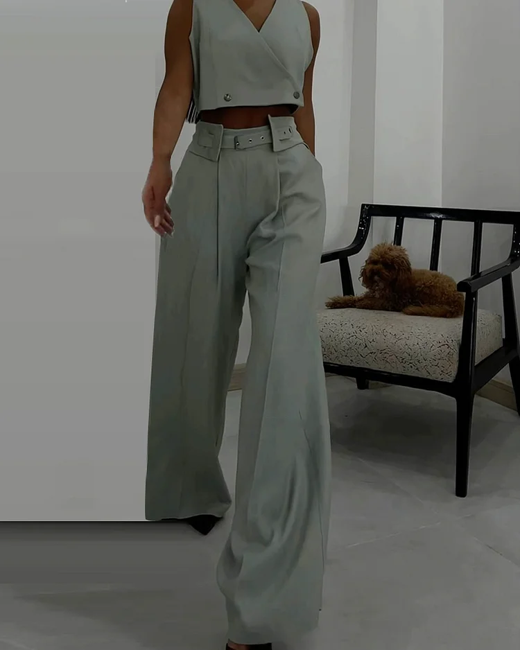 Sleeveless solid color two piece suit