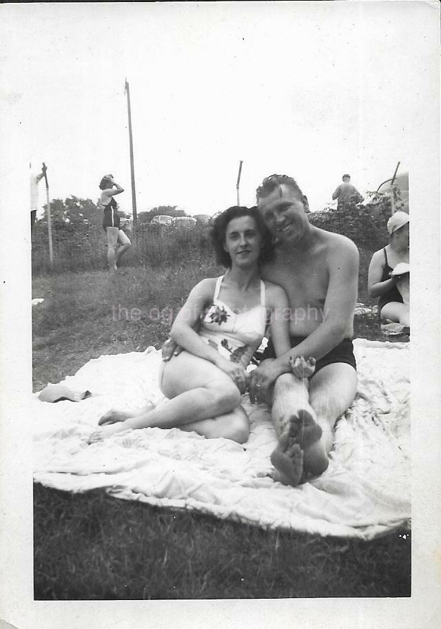 LOVERS IN SUMMER Found Photo Poster paintinggraph bw MAN WOMAN Original VINTAGE JD 110 26 N