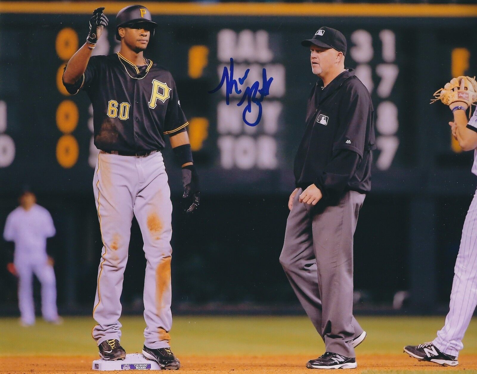 Signed 8x10 KEON BROXTON Pittsburgh Pirates Autographed Photo Poster painting - COA