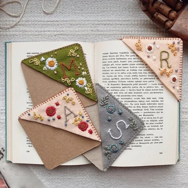 (🎁🎄CHRISTMAS EARLY SALE )Personalized hand embroidered corner bookmark
